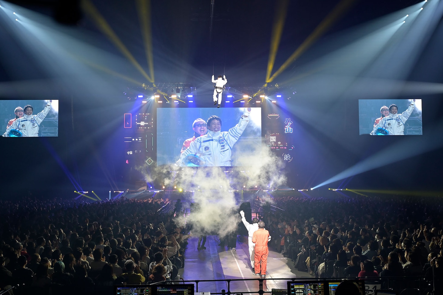 ステージに向かうさらば青春の光とマネージャーのヤマネ氏