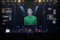 ステージ下でどこからせり上がるか考えあぐねるひょうろく