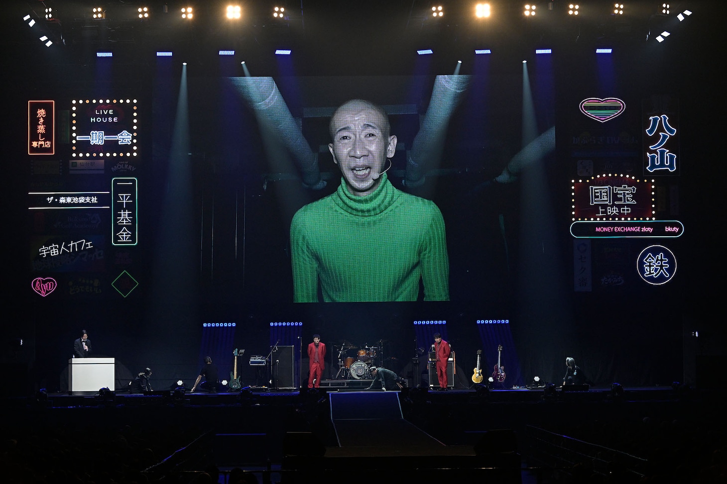 ステージ下でどこからせり上がるか考えあぐねるひょうろく