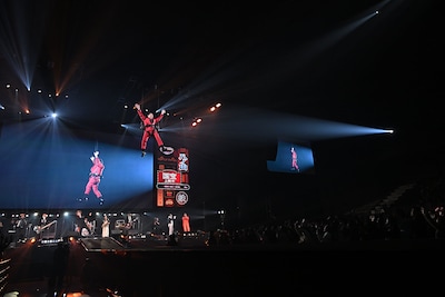 ぴあアリーナMMの会場内を舞う、さらば青春の光・森田