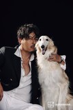 「艶夢」より、犬に頬を寄せるアルコ＆ピース平子 ©倉本侑磨／講談社