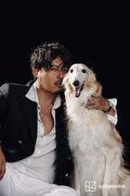 「艶夢」より、犬に頬を寄せるアルコ＆ピース平子 ©倉本侑磨／講談社