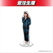 「DMMオンクレ」のレインボーグッズ。アクリルスタンド（ジャージ嬢）