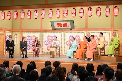 「笑点」放送3000回目に出演するTHE ALFEEと、レギュラーメンバーたち。