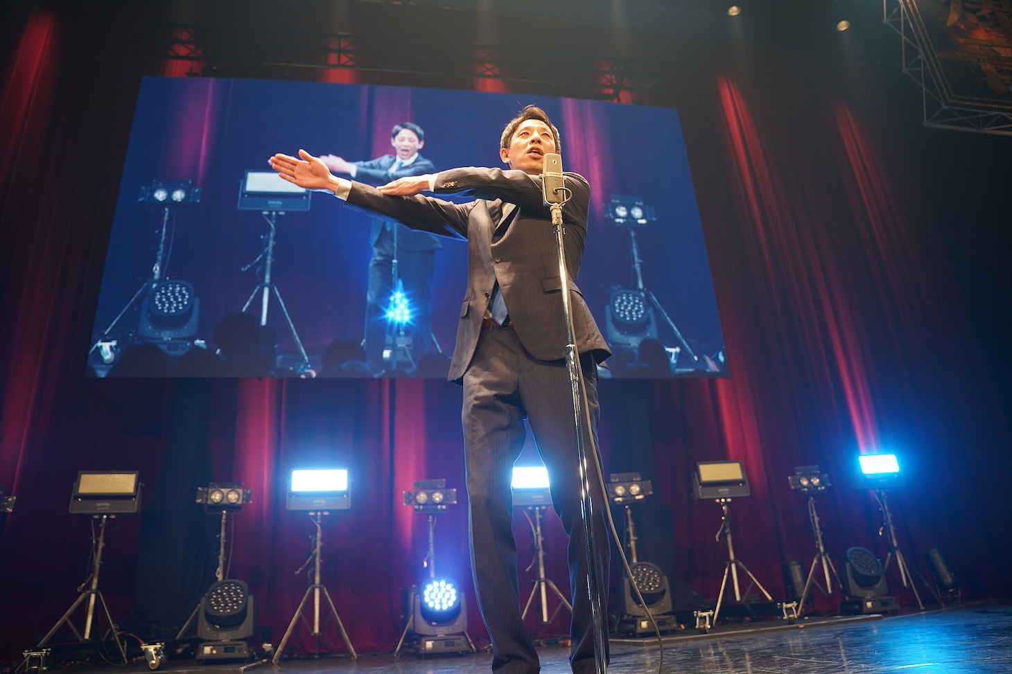 ドンデコルテ渡辺はあいみょん弾き語りで2700人沸かせる、スタンディングライブ「爆音漫才選集」