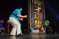 ドンデコルテ渡辺はあいみょん弾き語りで2700人沸かせる、スタンディングライブ「爆音漫才選集」