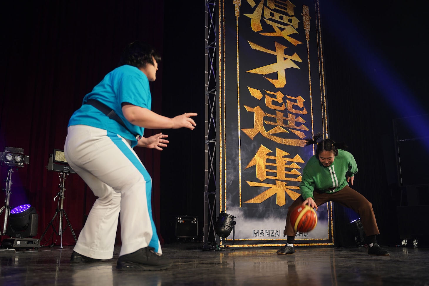 ドンデコルテ渡辺はあいみょん弾き語りで2700人沸かせる、スタンディングライブ「爆音漫才選集」