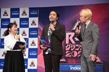 会見のMCを務めた（左から）谷元星奈アナウンサー、見取り図