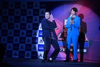 「ズィーヤ」のポーズを決める九条ジョー