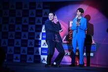 「ズィーヤ」のポーズを決める九条ジョー