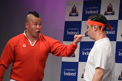 ななまがり初瀬（右）に「キャラが被っている」といちゃもんを付けるしんや（左）