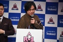 出番順の書かれたボールを引くトンツカタンお抹茶