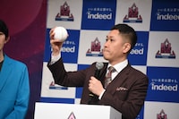 出番順の書かれたボールを引くドンデコルテ渡辺銀次