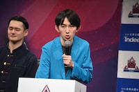 出番順の書かれたボールを引く真輝志