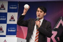 出番順の書かれたボールを引くさすらいラビー中田