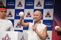 出番順の書かれたボールを引く今井らいぱち