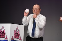 出番順の書かれたボールを引くルシファー吉岡