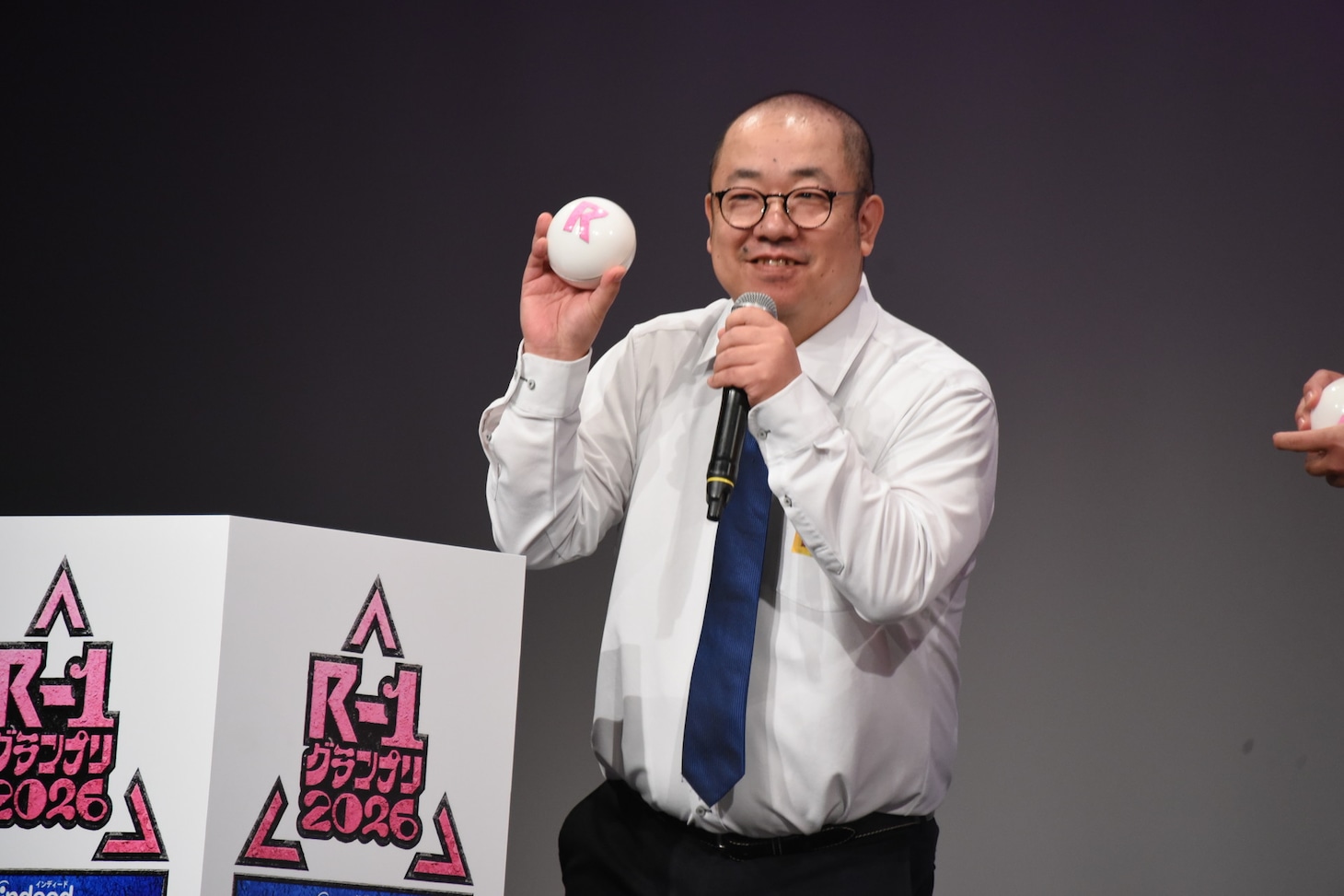 出番順の書かれたボールを引くルシファー吉岡