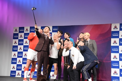 「R-1グランプリ2026」ファイナリストで自撮りをする渡辺銀次