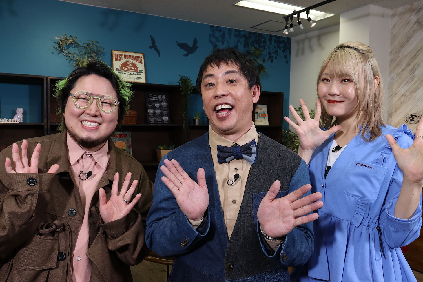 ゲストのこっちのけんと（左）と、MCのさらば青春の光・森田（中央）、ハラミちゃん（右）