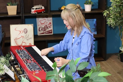 鍵盤を弾くハラミちゃん