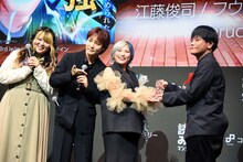 「俺だけ最強超越者～全世界のチート師匠に認められた～」授賞の様子。左から、ぱーてぃーちゃん、江藤俊司氏