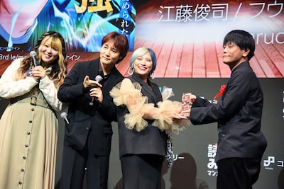 「俺だけ最強超越者～全世界のチート師匠に認められた～」授賞の様子。左から、ぱーてぃーちゃん、江藤俊司氏