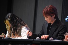 イラストを描く（左から）ぱーてぃーちゃん・金子きょんちぃ、ぱーてぃーちゃん・すがちゃん最高No.1