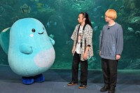 「真空ジェシカのつまんなテレビ2」より、あわたんと真空ジェシカ ©2021 ENOSHIMA AQUARIUM
