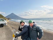 充電バイクにまたがるニューヨーク屋敷と出川哲朗