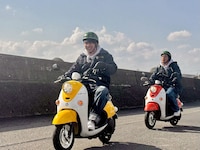 充電バイクを走らせるニューヨーク屋敷