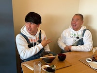 グルメを堪能するニューヨーク屋敷と出川哲朗