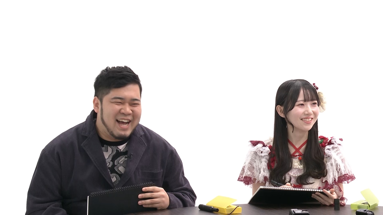 左から、令和ロマン・ケムリ、新居歩美