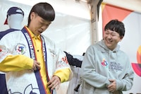 自身の着ている法被を紹介するバッテリィズ・エース