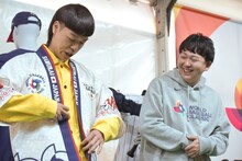 自身の着ている法被を紹介するバッテリィズ・エース