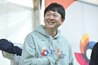 ピンバッジをスーツに付けたいというバッテリィズ寺家