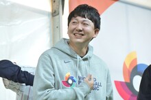 ピンバッジをスーツに付けたいというバッテリィズ寺家