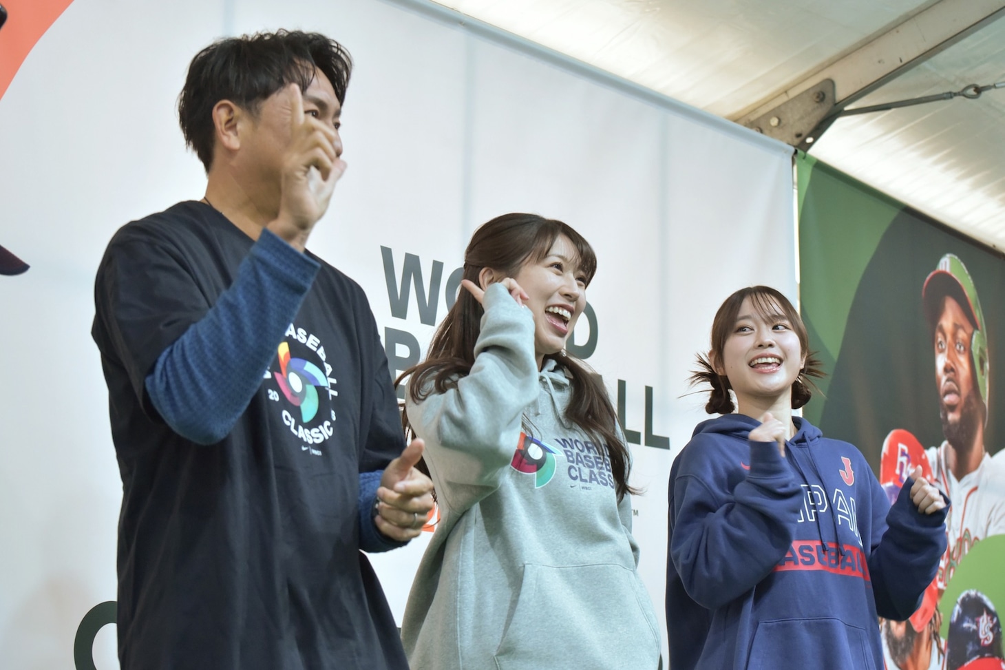 「LOVEマシーン」を歌い始める牧野真莉愛（中央）