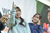 WBCへの期待を尋ねられて「LOVEマシーン」を歌い出し、最後のフレーズ「LOVEマシーン」のところを「侍ジャパン」で締める牧野真莉愛（モーニング娘。'26）