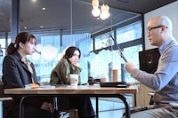 謎の占い師・鉄観音珍念に扮するみなみかわ（右）