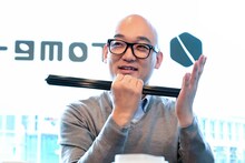 謎の占い師・鉄観音珍念に扮するみなみかわ