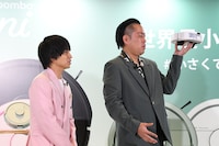 「こうも持てちゃう」と軽さをアピールするエバース町田（右）を「そうやって持たないほうがいいんじゃない？」と注意する佐々木（左）