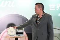 若葉カラーのルンバミニとグリーンスーツのエバース町田