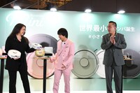 ルンバをプレゼントされるエバース佐々木（中央）