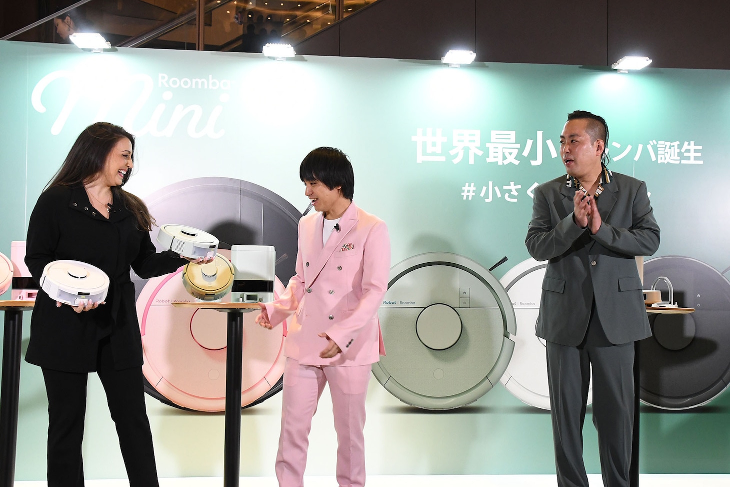 ルンバをプレゼントされるエバース佐々木（中央）