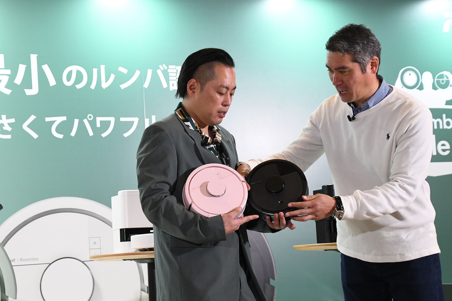 ルンバをプレゼントされるエバース町田（左）