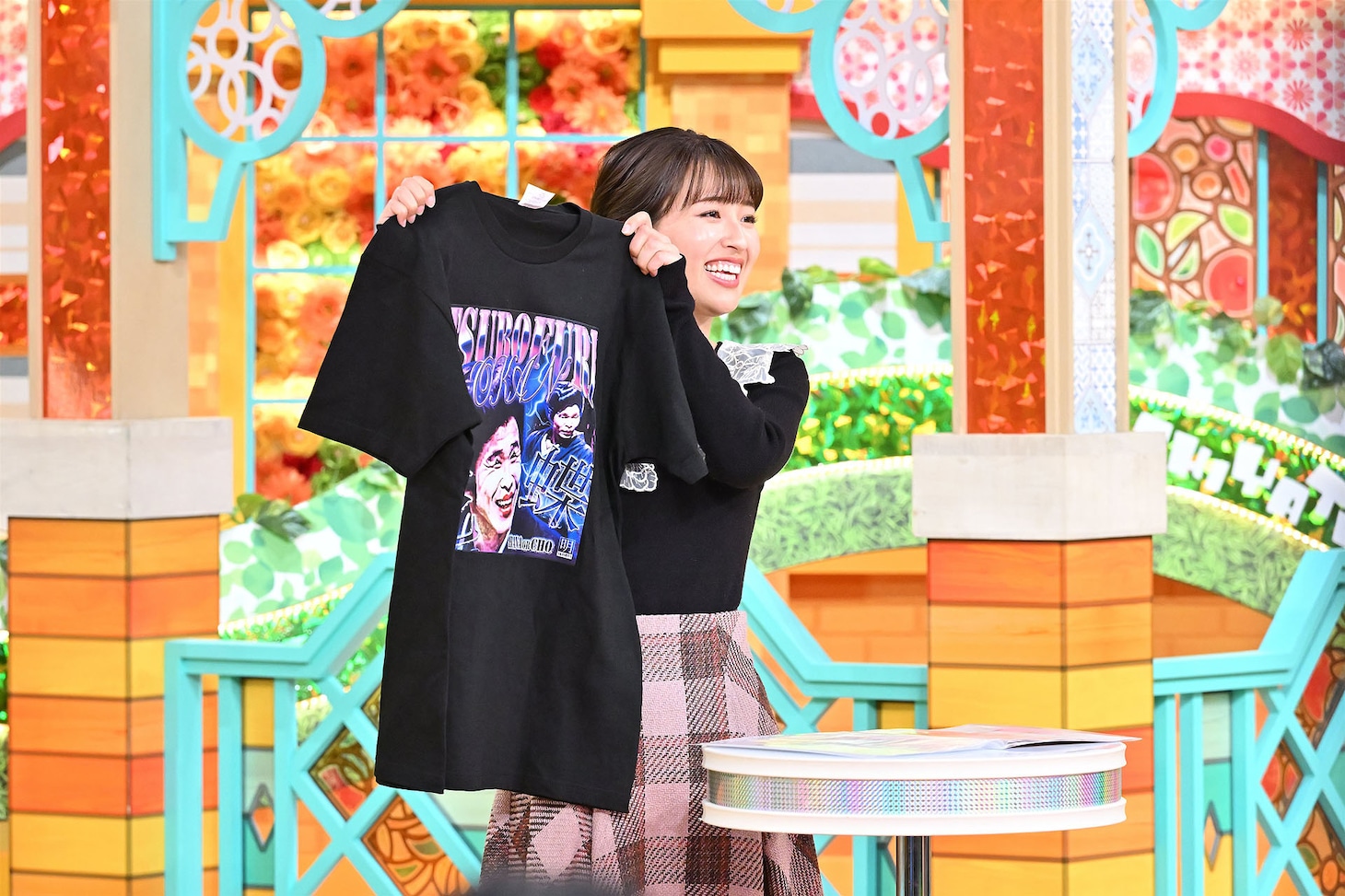 スイッチゲームの賞品を手にする山崎香佳アナウンサー