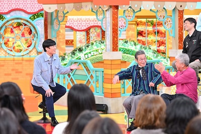 「痛快！明石家電視台」にゲスト出演する劇団ひとり（左）