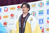 スペシャル法被に袖を通して、阪神の大型スラッガーの入団会見みたいだというアルコ＆ピース平子