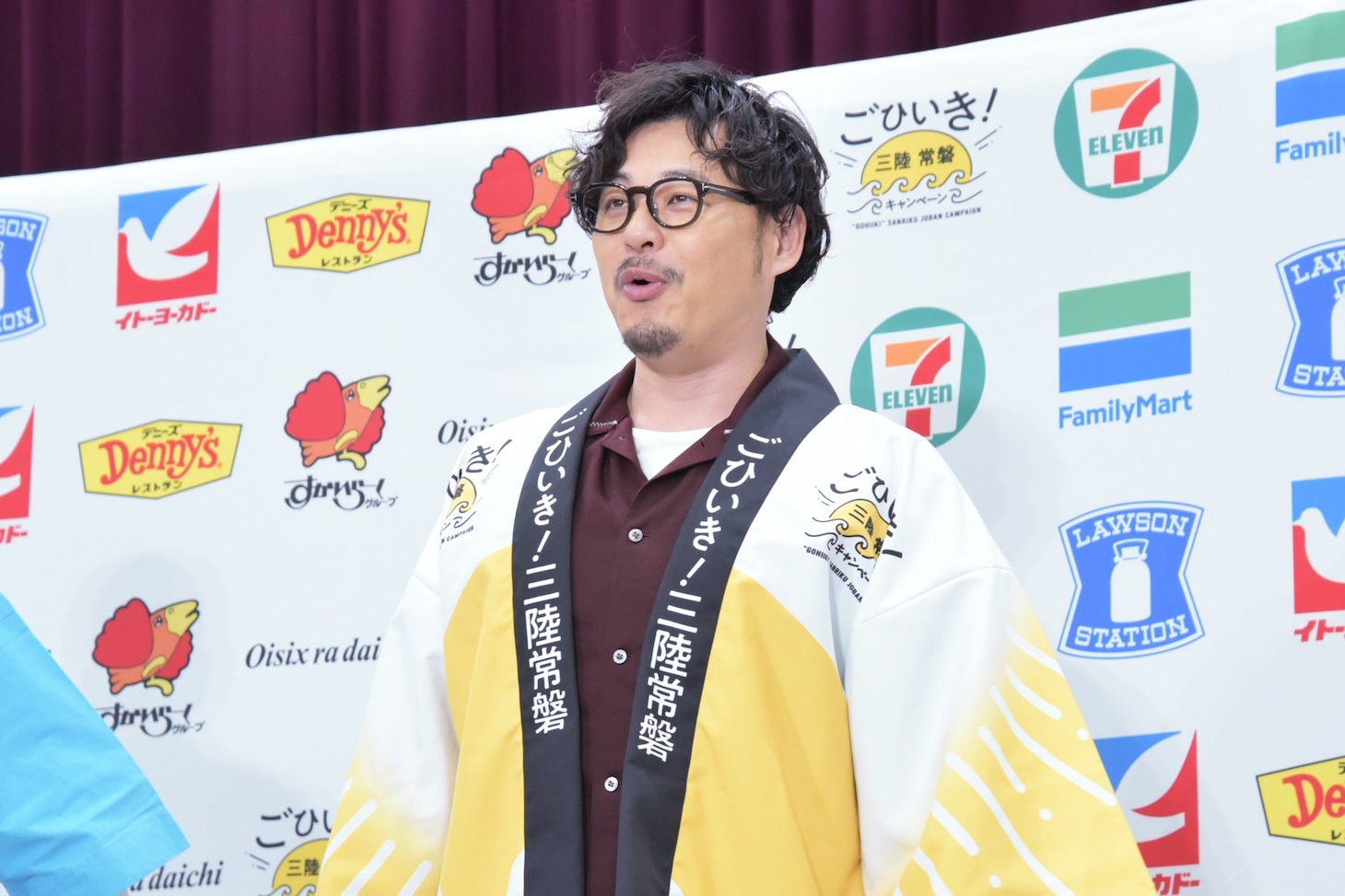 スペシャル法被に袖を通して、阪神の大型スラッガーの入団会見みたいだというアルコ＆ピース平子